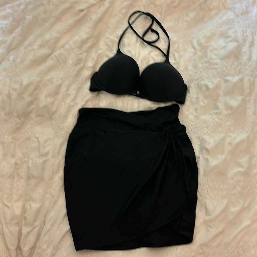 Victoria’s Secret Add 2 cup swimsuit top. Size 32C. With matching sarong